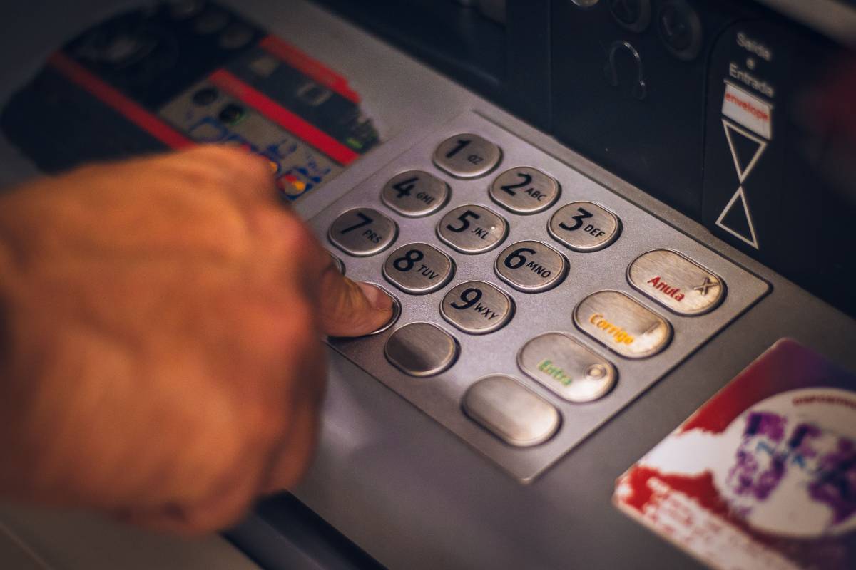 En redes sociales, usuarios aseguran que puedes ir a prisión por lavado de dinero solo por aceptar un depósito en tu cuenta; especialista nos cuenta qué tan cierto es esta afirmación.