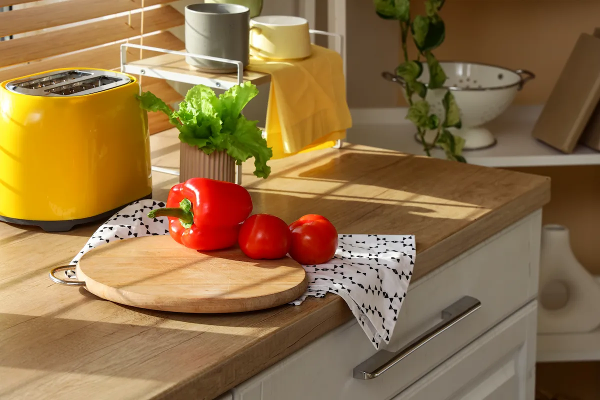 cortar verduras y frutas en tabla para cocinar