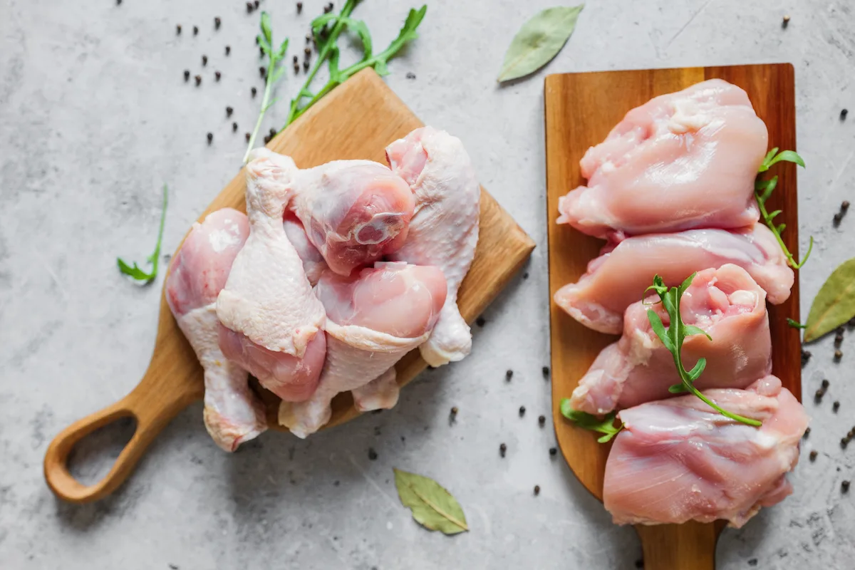 posible contaminación cruzada por cortar pollo crudo 