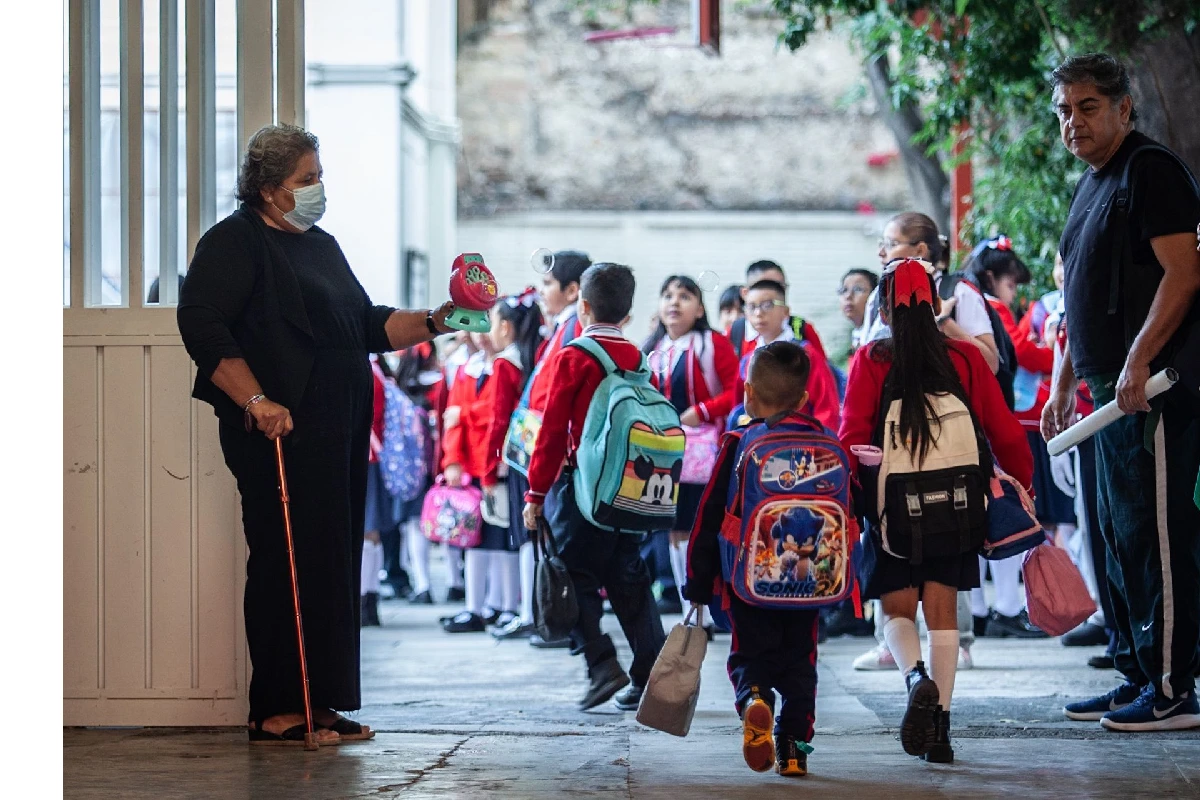 Niños entrando a su escuela 