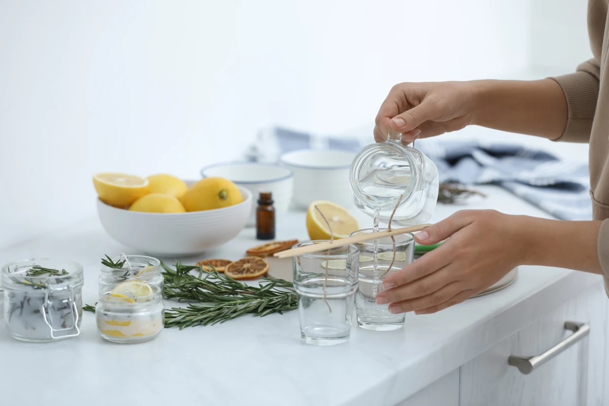 Mujer haciendo en su cocina un repelente de mosquitos casero