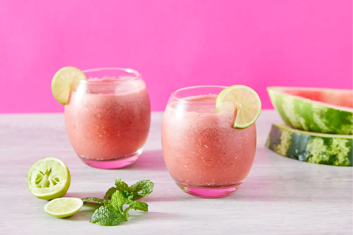 Vasos chicos de vidrio con rodajas de sandia y limón