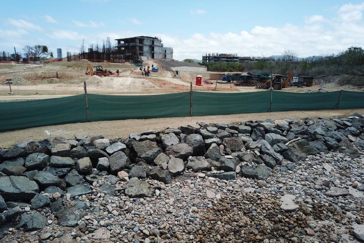 Habitantes piden el retiro de rocas y la restauración de la playa
