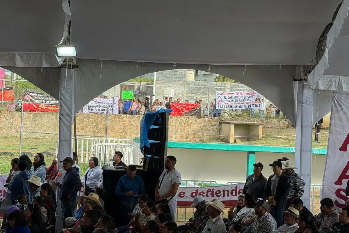 Sheinbaum rechaza negociar “en lo oscurito” con CNTE