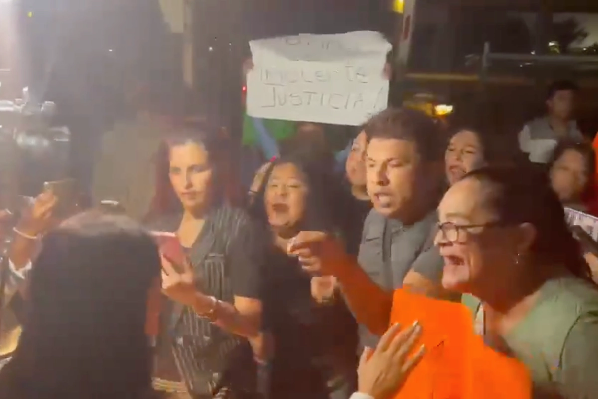 Personas simpatizantes de Danna Yanina loqueó la salida del Centro Integral de Justicia. (Foto: Captura de Video | Proyecto Puente)