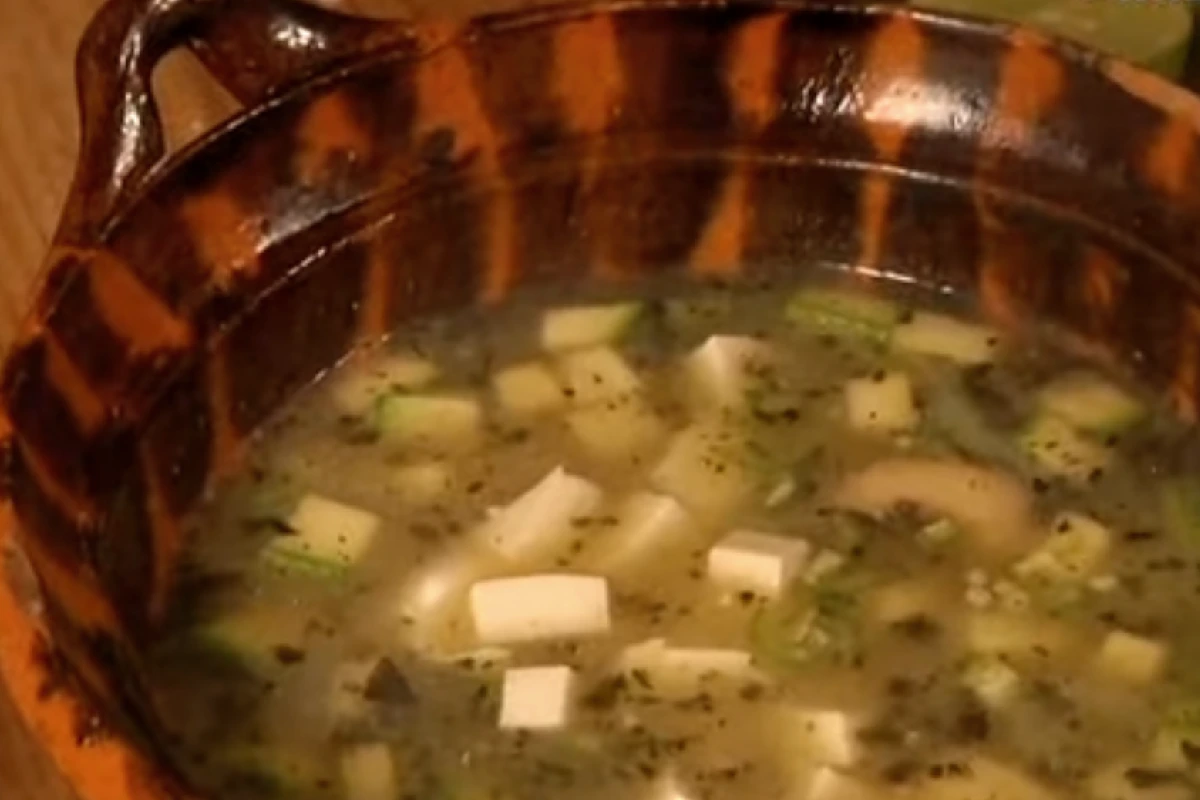 Cazuela de barro con sopa de chipilín