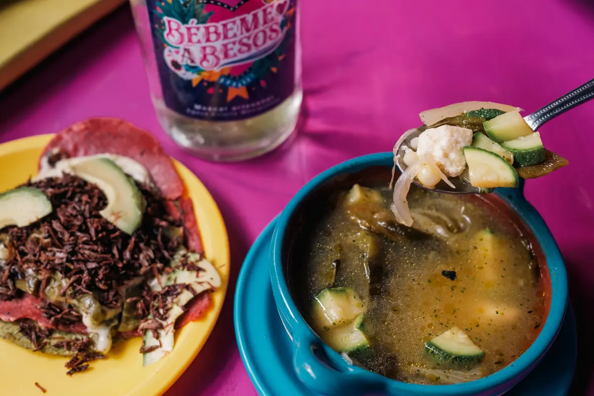 mesa con sopa de hongos y quesadillas