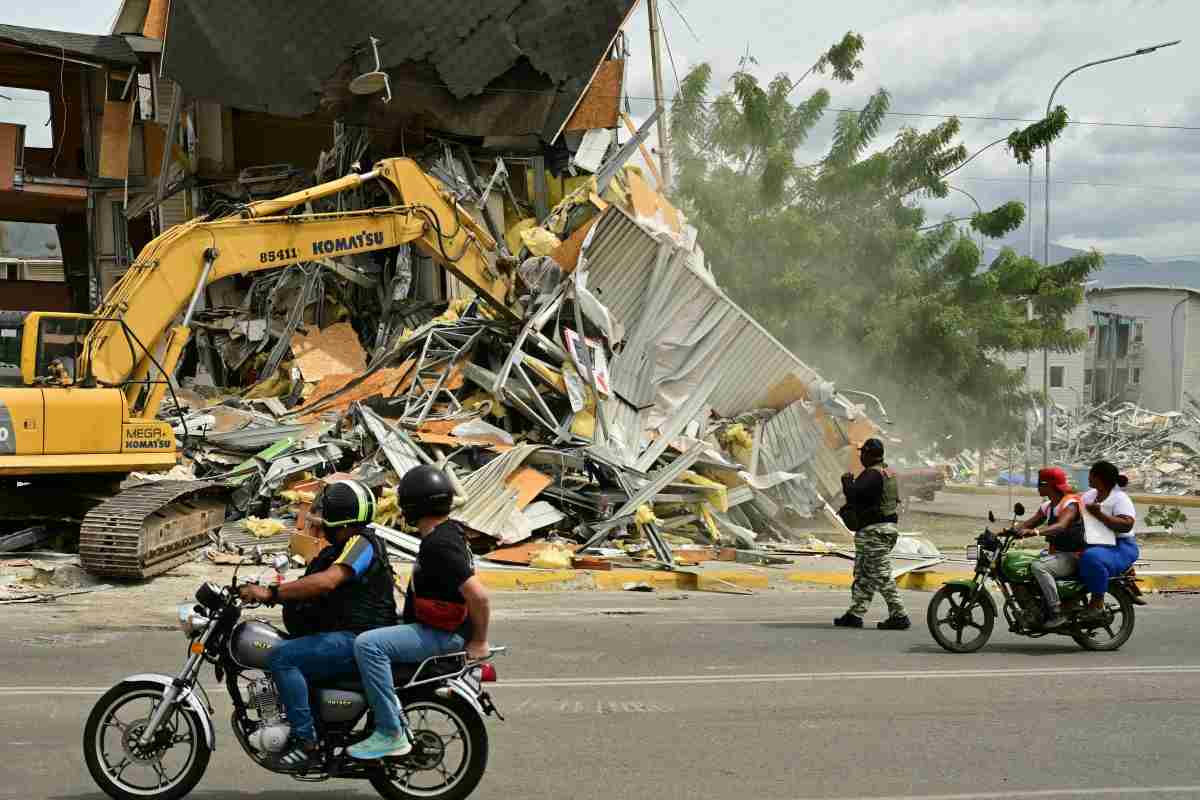 En zonas como el sector Caraballeda, familiares de las víctimas y equipos de búsqueda enfrentan tensiones por el ingreso de maquinaria pesada a las estructuras colapsadas donde aún se intentan recuperar cuerpos.