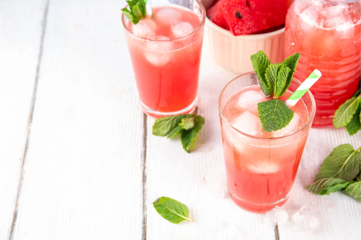 Vasos de vidrio con agua de sandia y menta