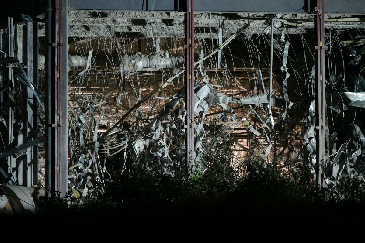 Las autoridades reportaron desaparecidos y víctimas en estado de paro cardiopulmonar tras el derrumbe de una chimenea industrial.