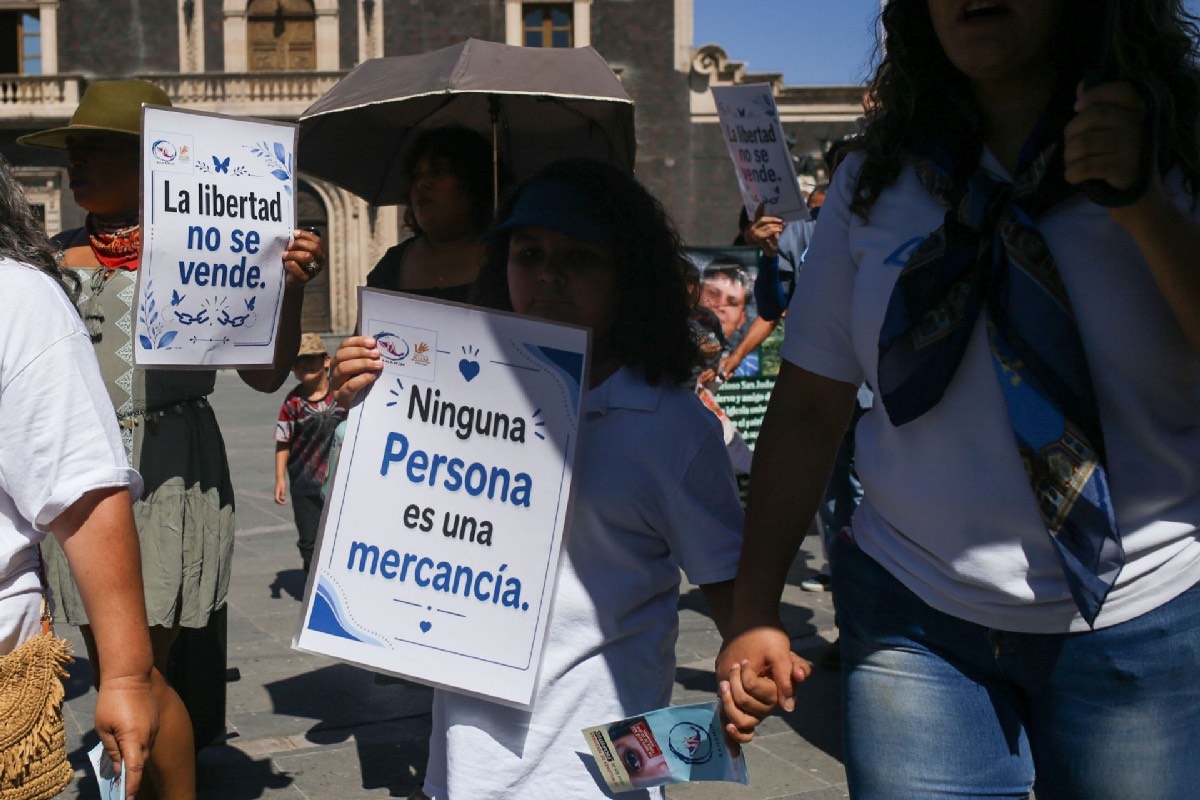 Activistas e integrantes de organizaciones civiles marcharon en Ciudad Juárez para llamar a la población a denunciar la trata de personas