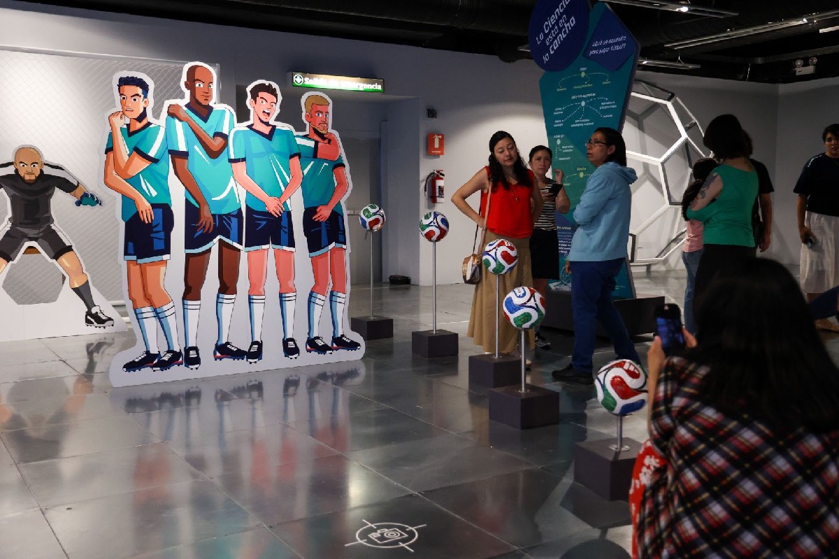 Una asistente toma fotos de la exposición “La Ciencia está en La Cancha” en el Museo de las Ciencias Universum
