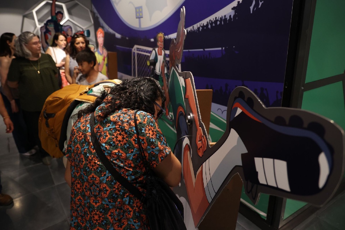Los asistentes interactúan con una de las piezas de la exposición “La Ciencia esta en La Cancha”