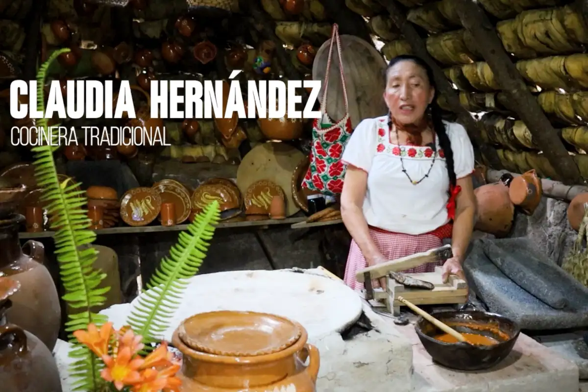 Mujer cocinando en una cocina de humo
