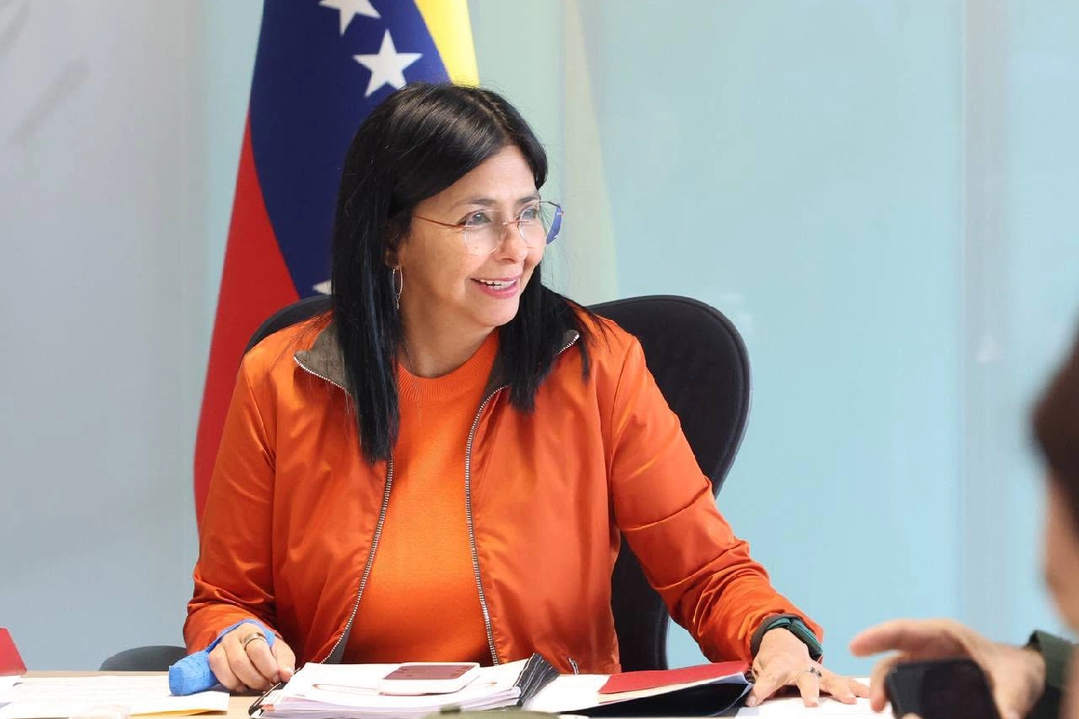 Mientras la oposición exige acelerar los comicios, Washington respaldó la gestión provisional de la presidenta encargada tras el repunte en la exportación de crudo.