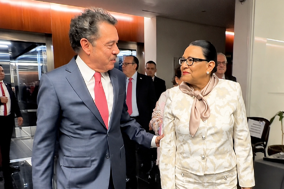A puerta cerrada, senadores de Morena se reúnen con gabinete presidencial en su plenaria