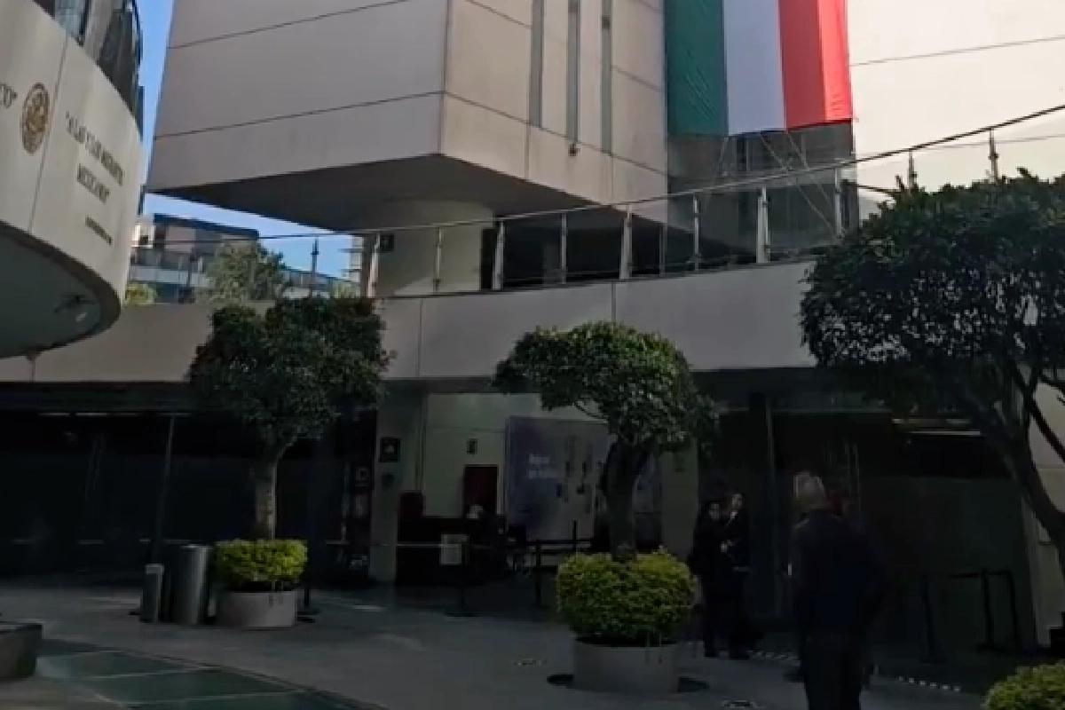 A puerta cerrada, senadores de Morena se reúnen con gabinete presidencial en su plenaria