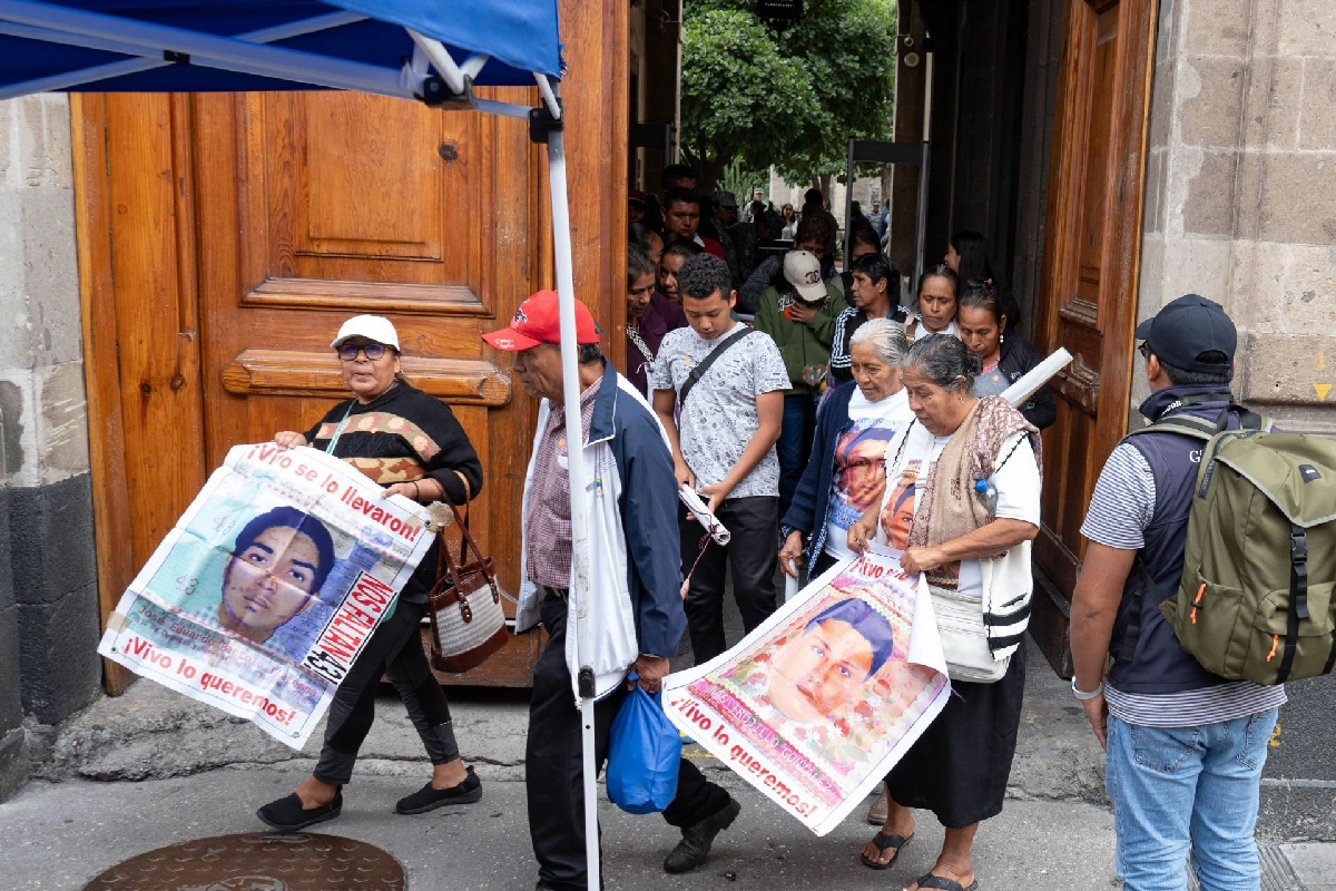 Abogado de padres de desaparecidos en Ayotzinapa dice que “están lejos de conocer paradero de los 43” tras reunión con Sheinbaum
