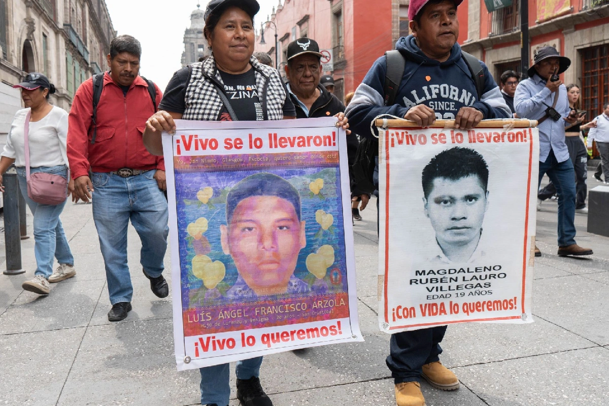 Abogado de padres de desaparecidos en Ayotzinapa dice que “están lejos de conocer paradero de los 43” tras reunión con Sheinbaum