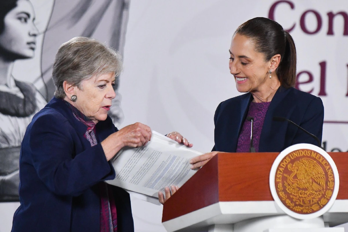 Alicia Bárcena le entregó la nueva ley a la presidenta para firmarla