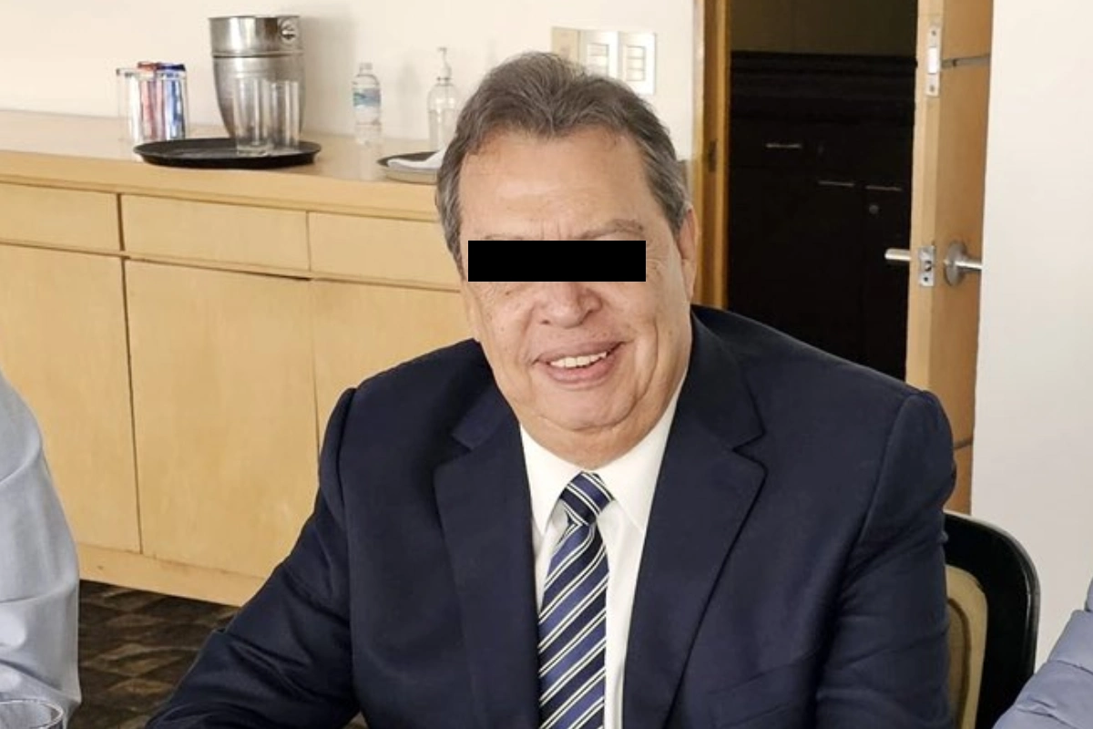 Ángel Aguirre Guerrero, exgobernador de Guerrero, sonriente, vestido de traje.