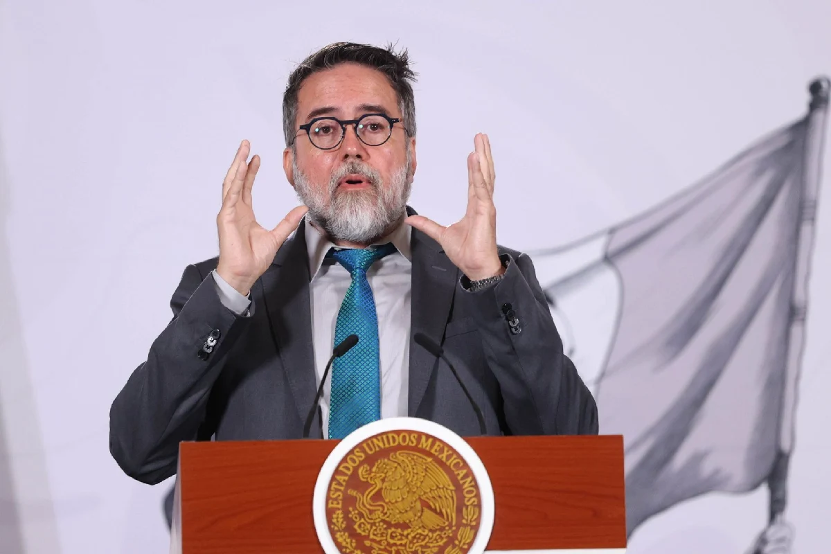 Hombre de traje y corbata azul con las manos abiertas