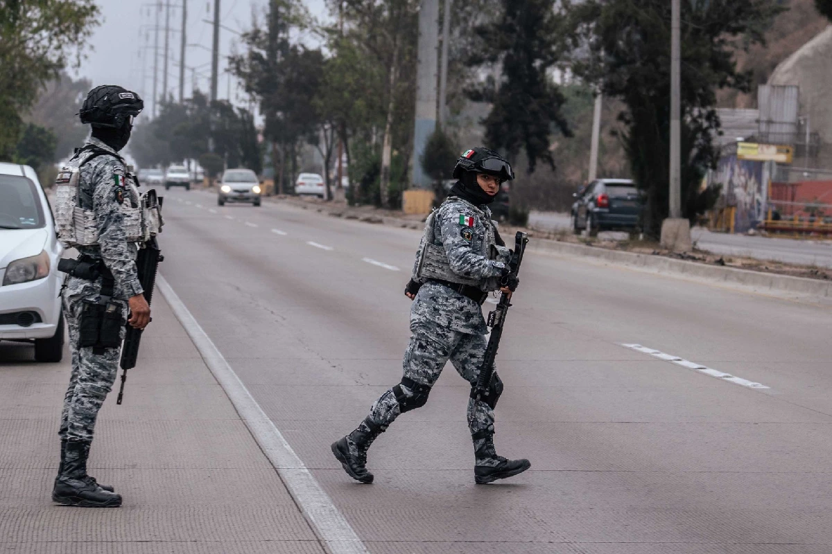 Elementos de la guardia nacional caminando en la calle