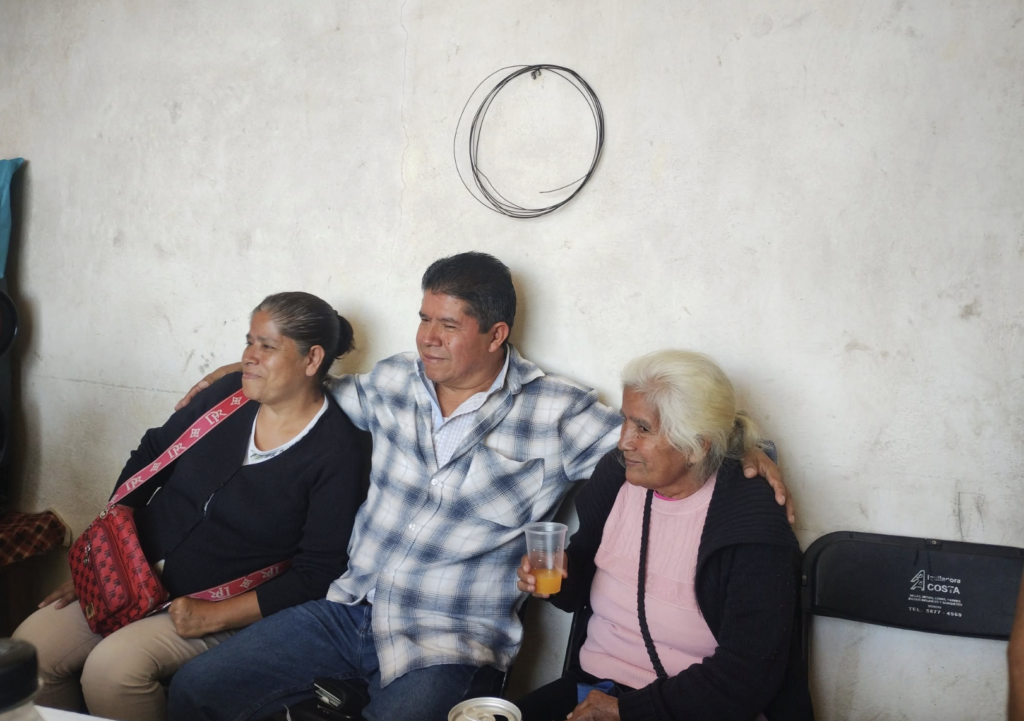 La fotografía del reencuentro de Catalina, Juan y María del Carmen.