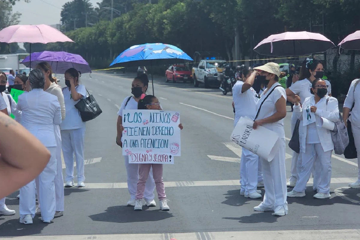 Personal de enfermería del Centro Médico Siglo XXI protesta por falta de insumos; IMSS ofrece diálogo