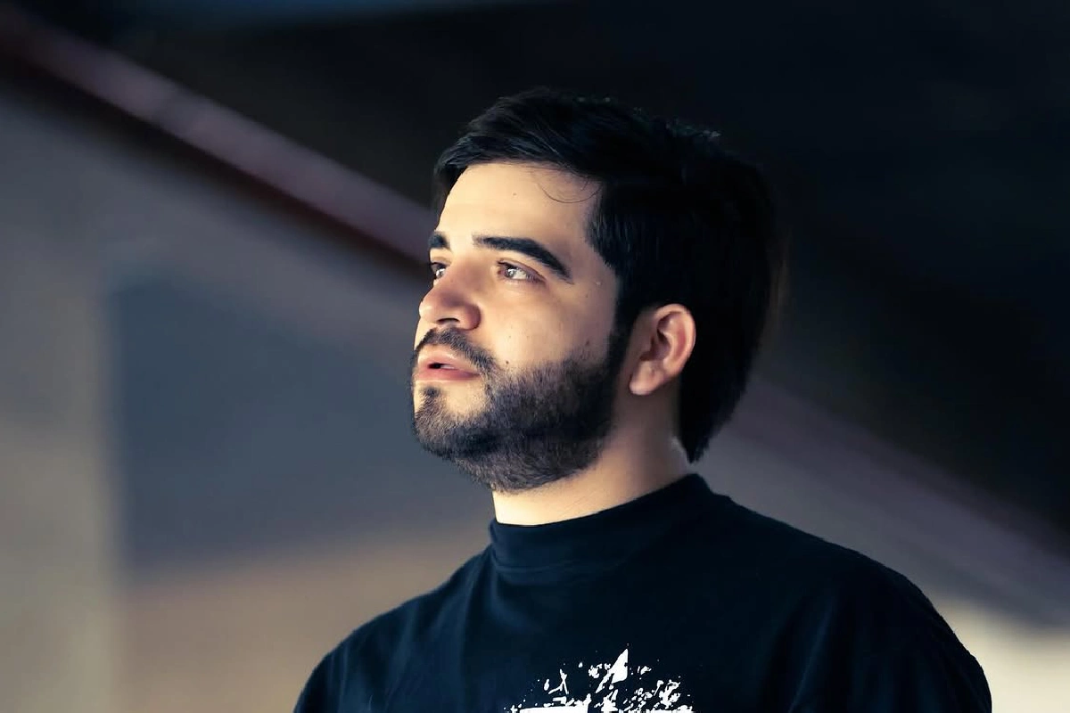 César Gastélum mirando a la izquierda con semblante serio