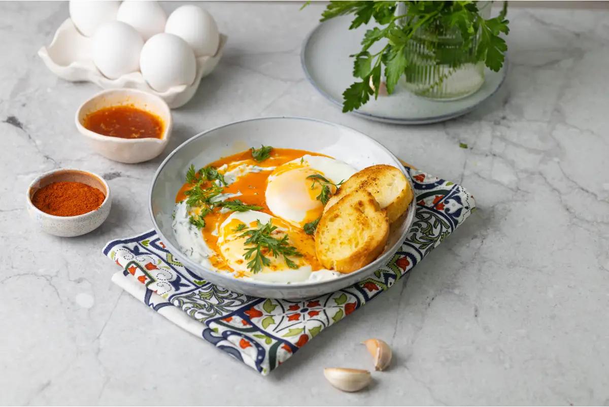 plato de huevos turcos