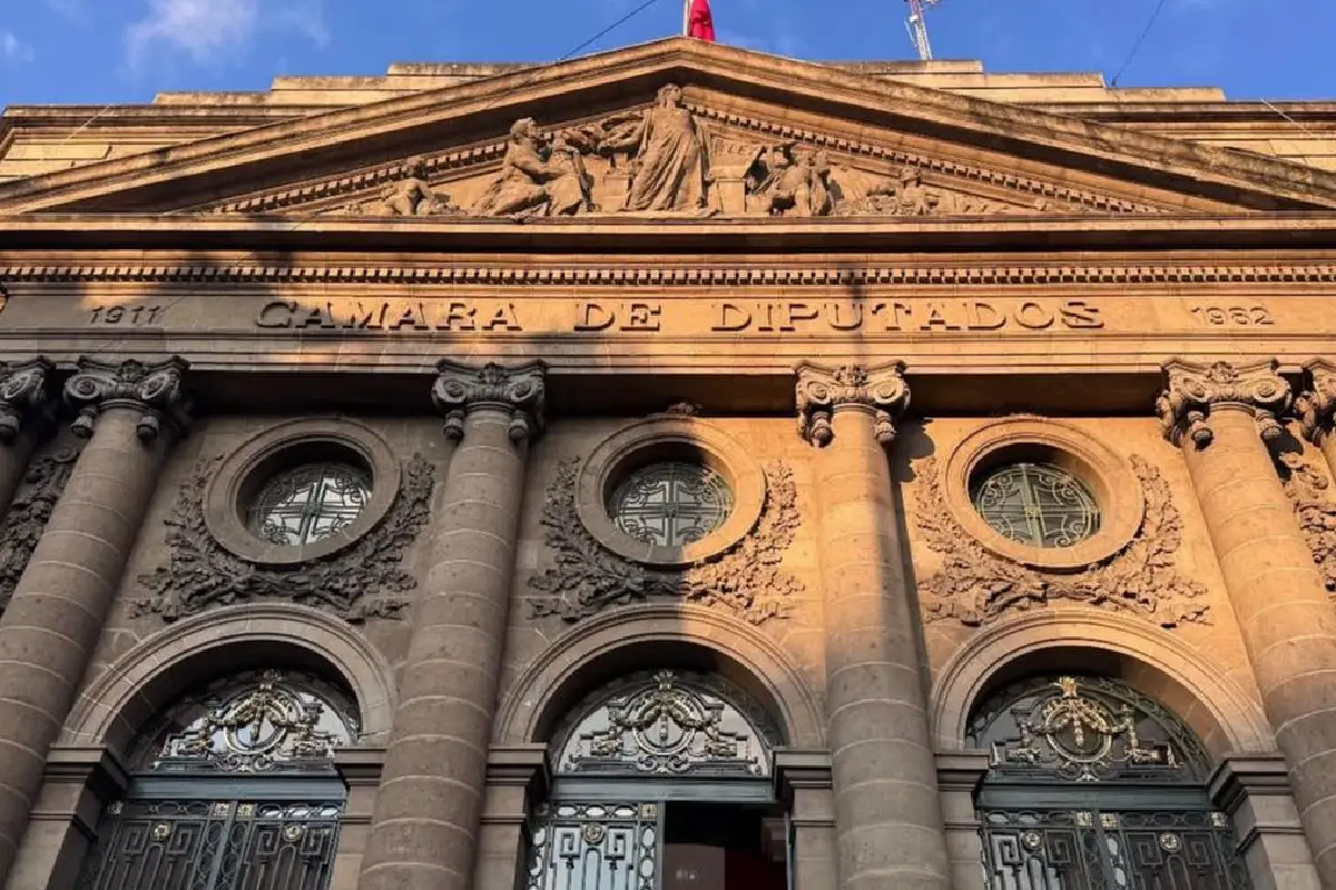 Fachada de estilo neoclásico del edificio del Congreso de la Ciudad de México en Donceles, mostrando sus columnas de piedra y la inscripción "Cámara de Diputados".
