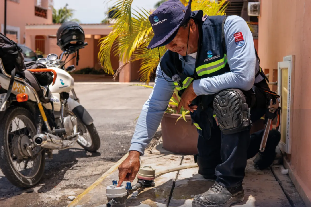 A menudo el personal del agua potable revisa que las tomas sean legales. Foto cortesía de Aguakan.