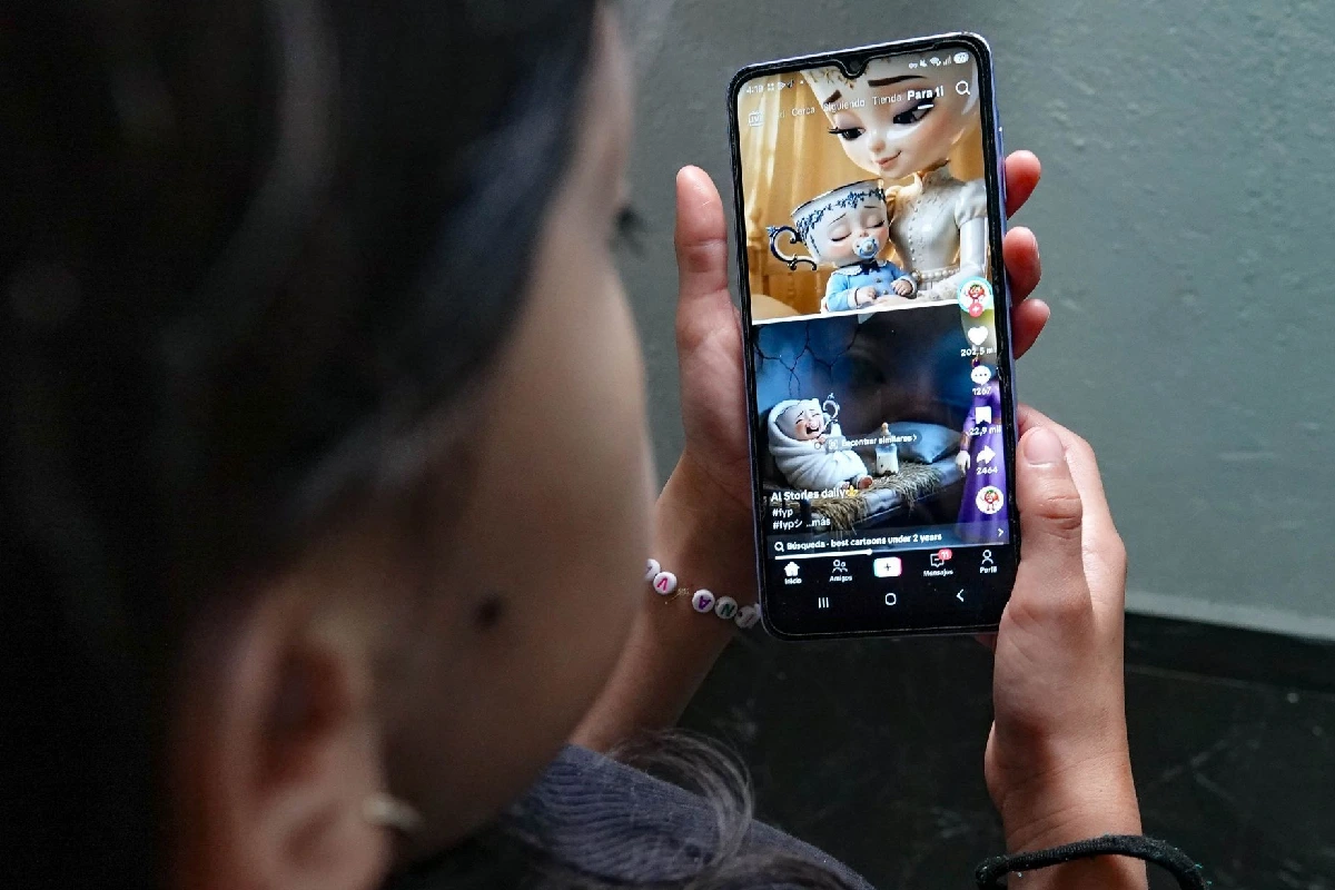 Una menor viendo su celular