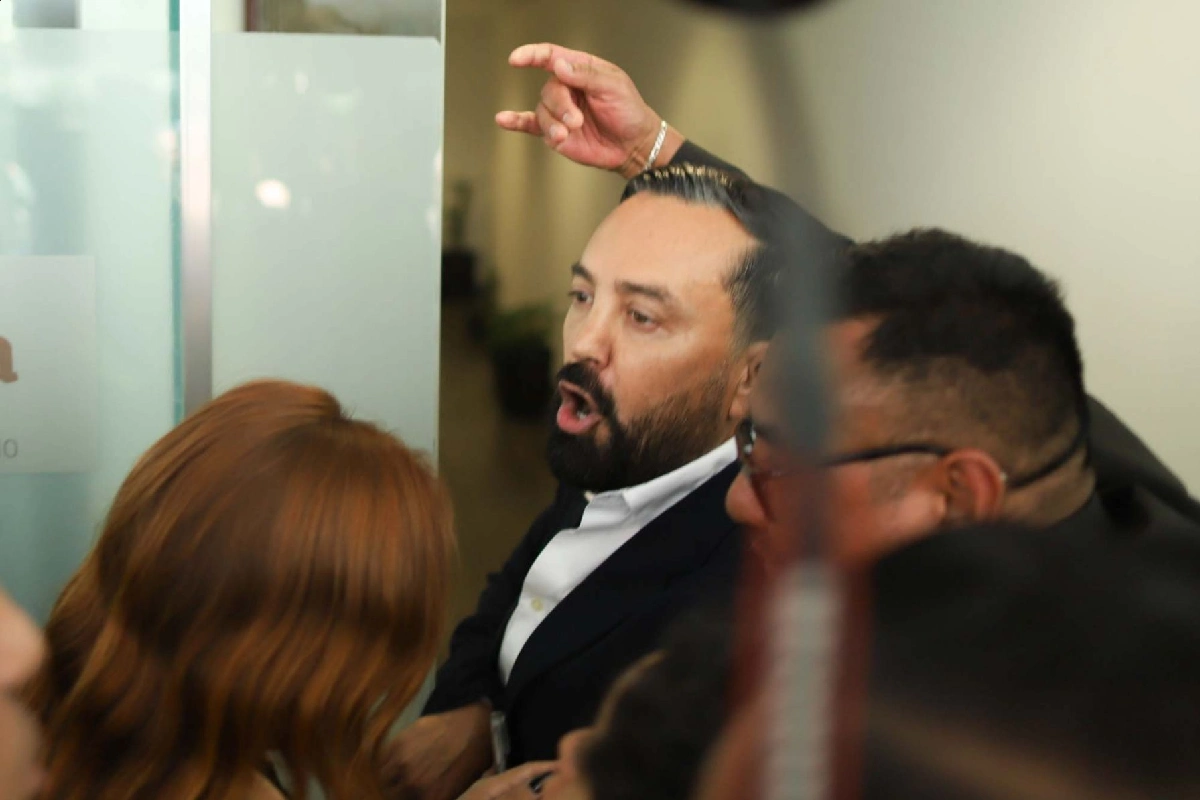 Diputados Arturo Ávila entrando a un edificio tras su pelea todavía mirando a su contrincante con mirada furiosa