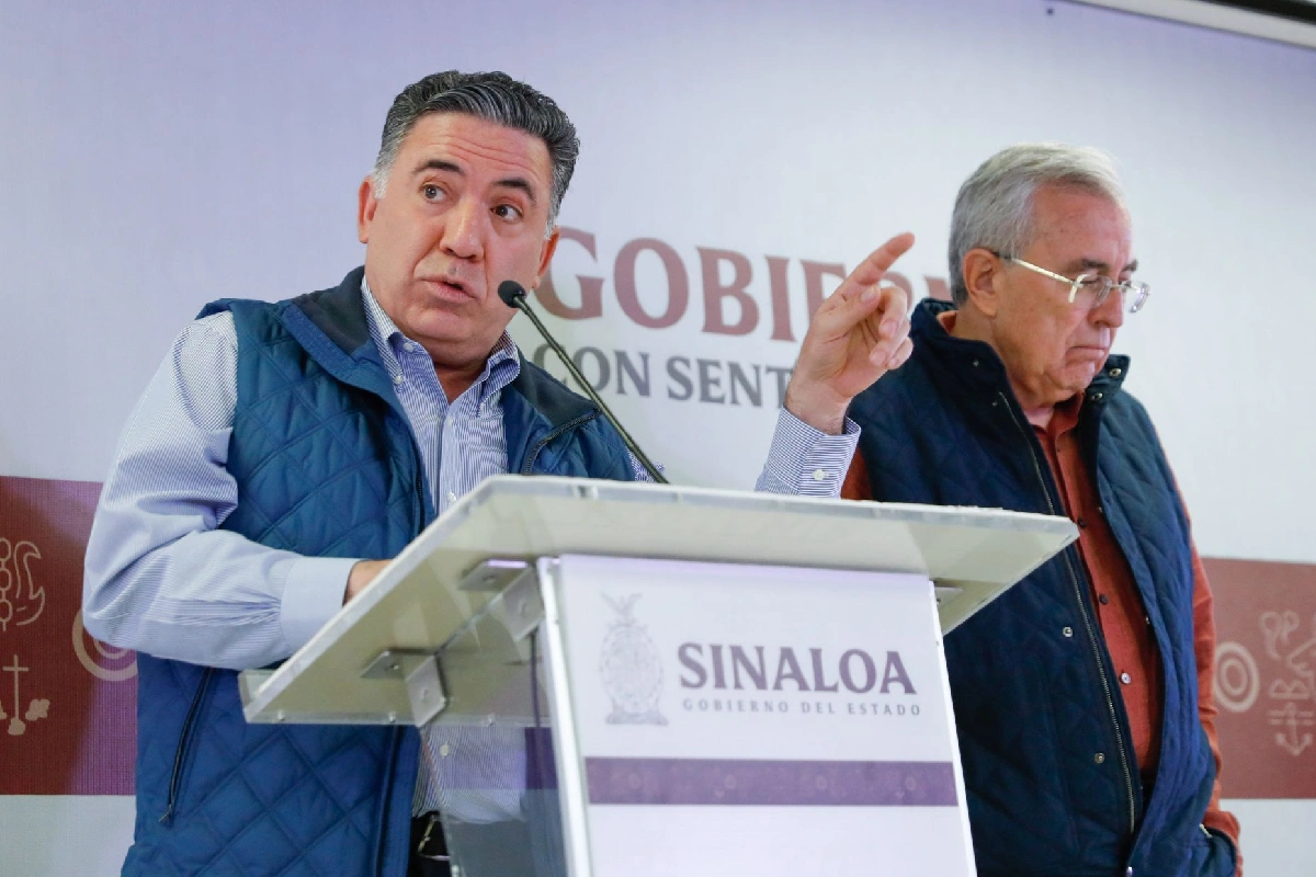 Enrique Inzunza junto a Rubén Rocha Moya en conferencia de prensa