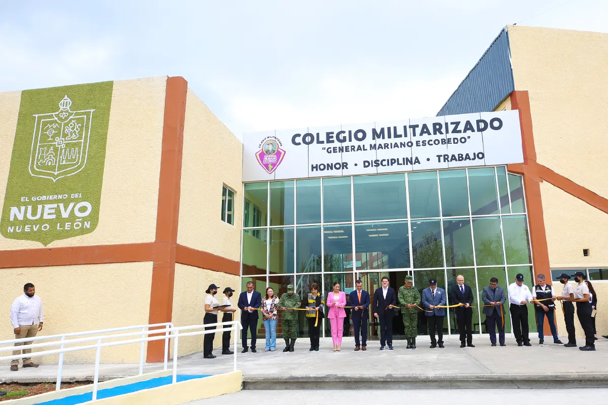 Autoridades gubernamentales y militares cortando la cinta inaugural en la fachada del Colegio Militarizado General Mariano Escobedo en Nuevo León.