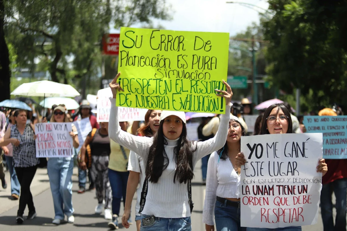 Aspirantes y estudiantes se manifiestan en la vía pública exigiendo el respeto a los resultados del examen de admisión y la asignación de lugares en la UNAM.