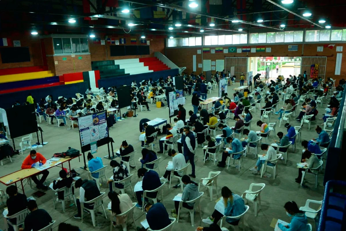 Alumnos en un gimnasio realizando una prueba UNAM