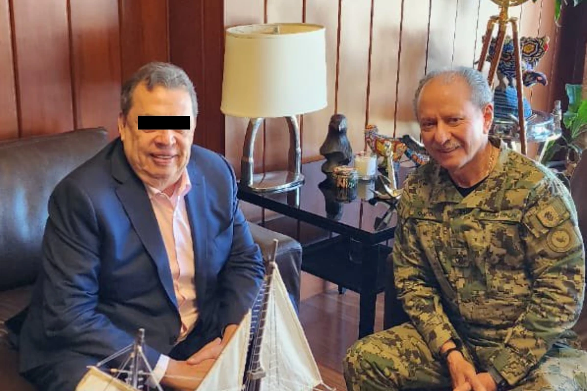Exgobernador de Guerrero sentado junto al almirante José Rafael Ojeda vestido con uniforme militar