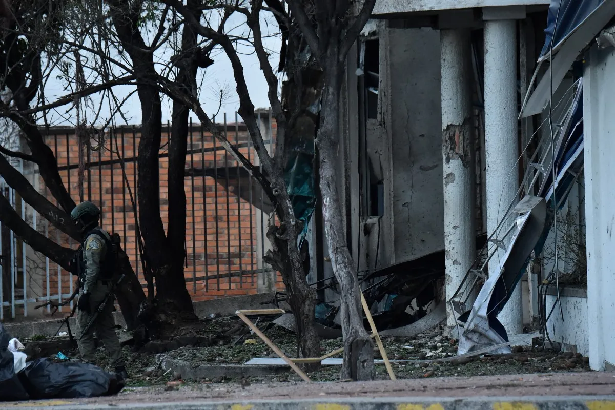 Explosión de autobomba deja 11 heridos en Colombia; presidente electo condena atentado 