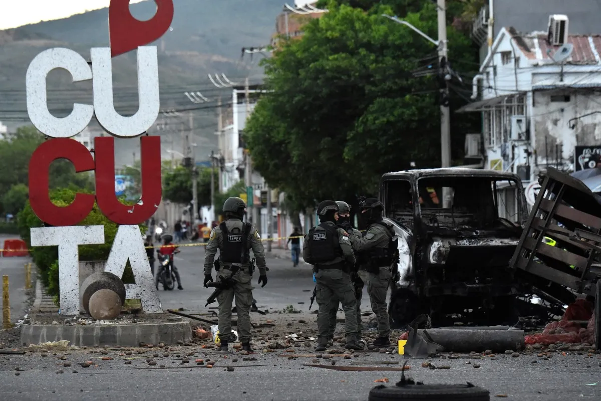 Explosión de autobomba deja 11 heridos en Colombia; presidente electo condena atentado 