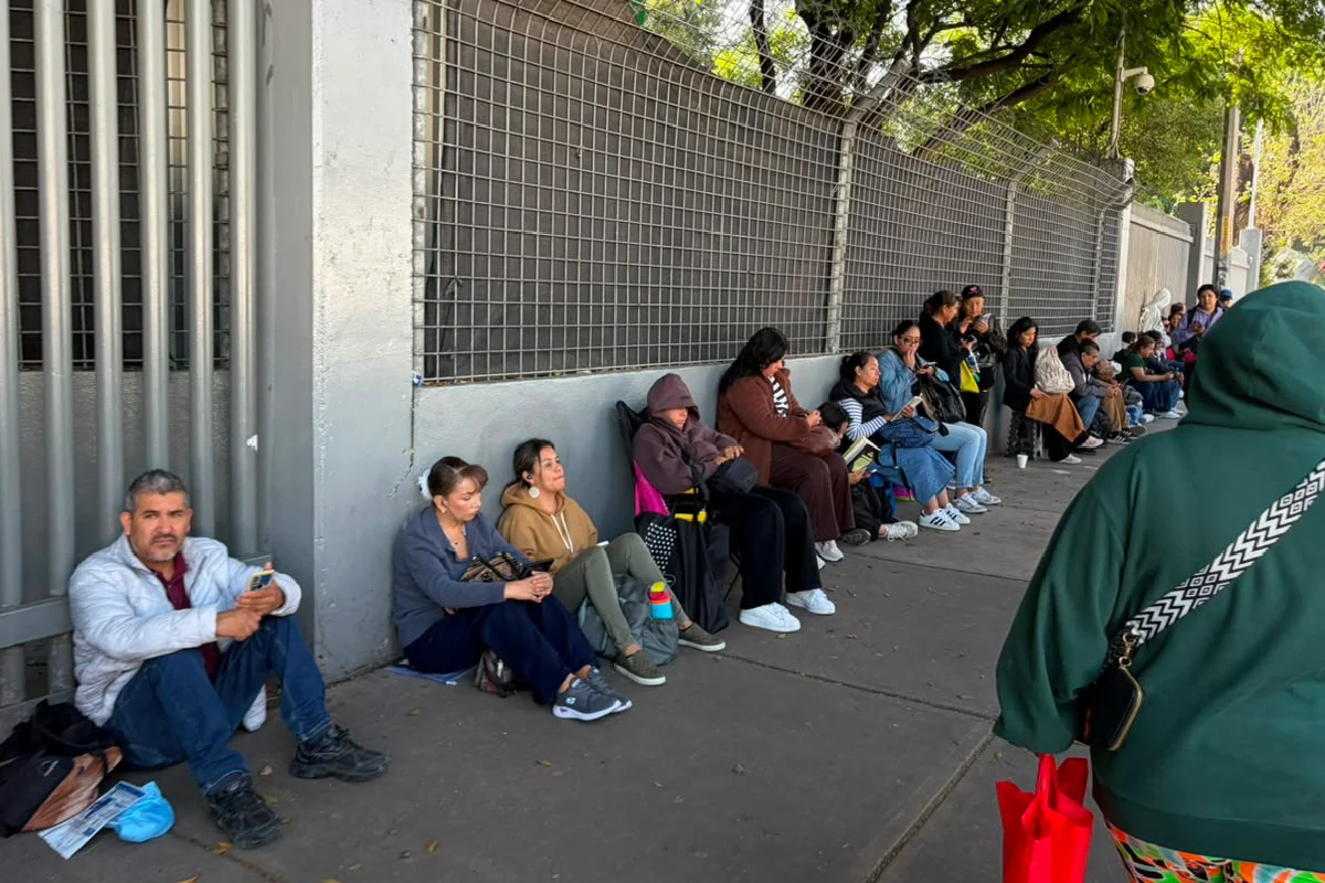 Familiares acompañan a aspirantes a la UNAM a realizar su examen de control presencial