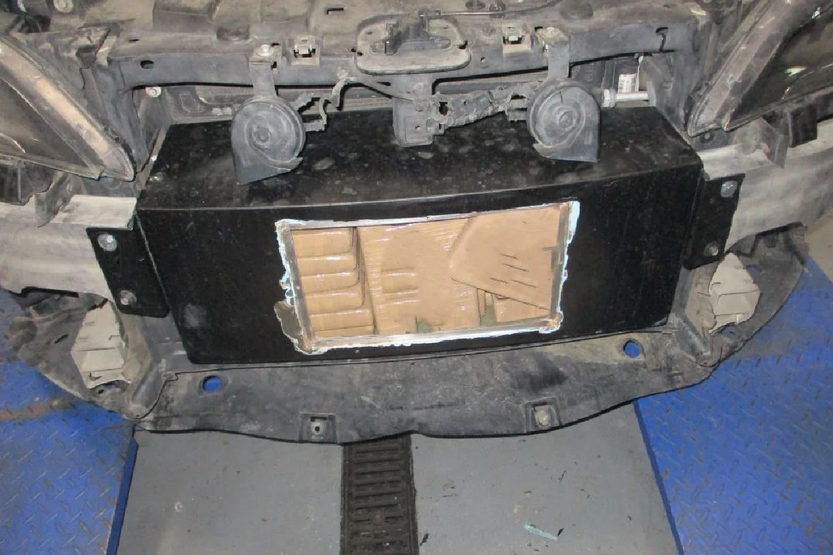 En el chasis de los vehículos es el sitio más utilizado por los traficantes para intentar pasar droga a Estados Unidos. Foto: CBP.