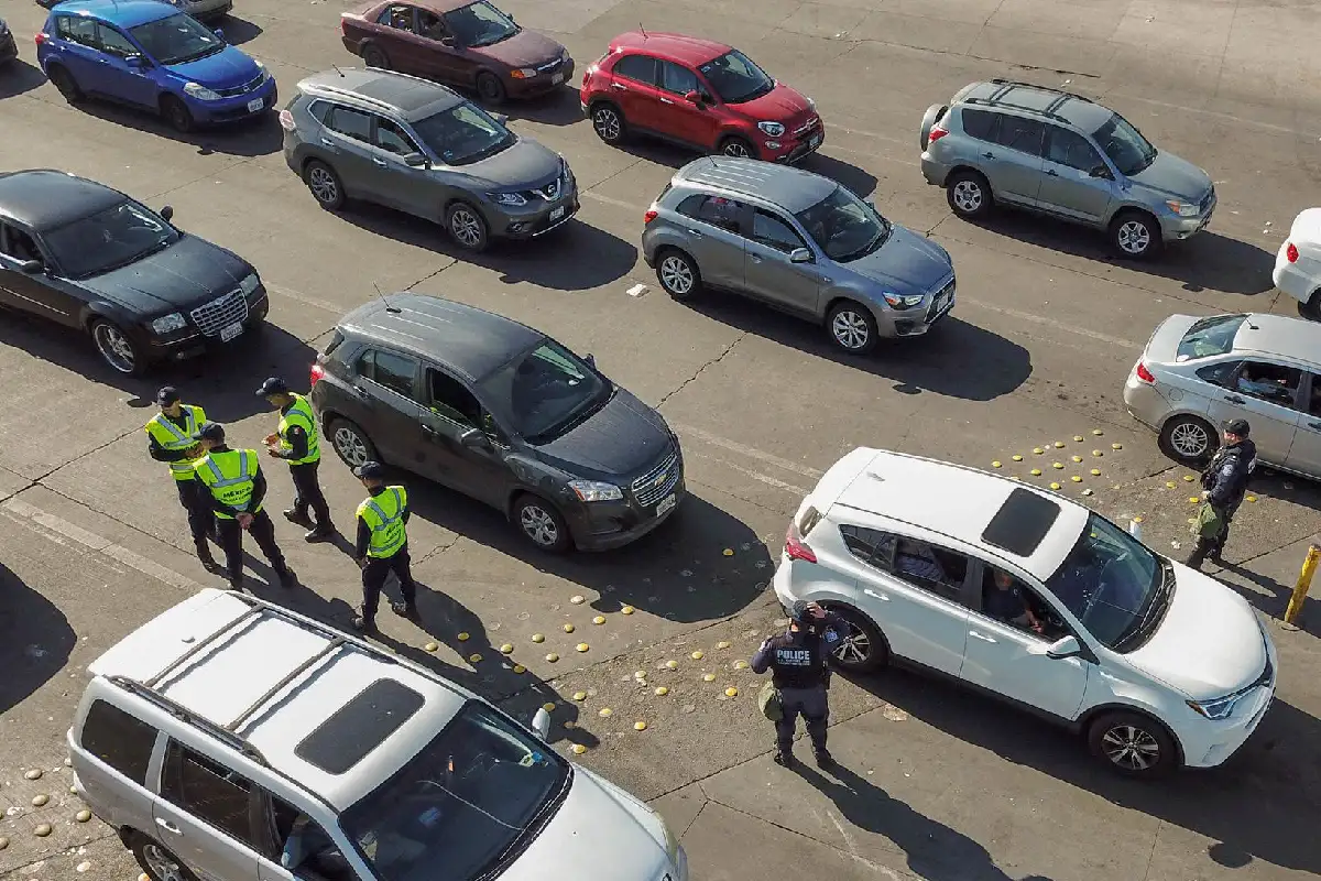 Cientos de autos llegan cada día al paso fronterizo entre Tijuana y San Diego. Todos son revisados. Foto: CBP.