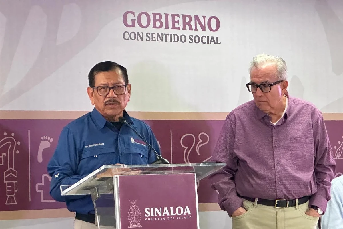 Gerardo Mérida en conferencia de prensa con el entonces gobernador Rubén Rocha Moya