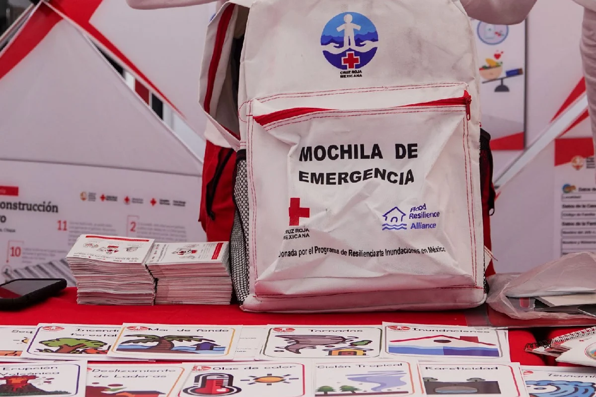 Protección Civil y la Cruz Roja Mexicana recomiendan tener a la mano una mochila con comida, linterna, radio y un botiquín de primeros auxilios. Foto: Cuartoscuro.