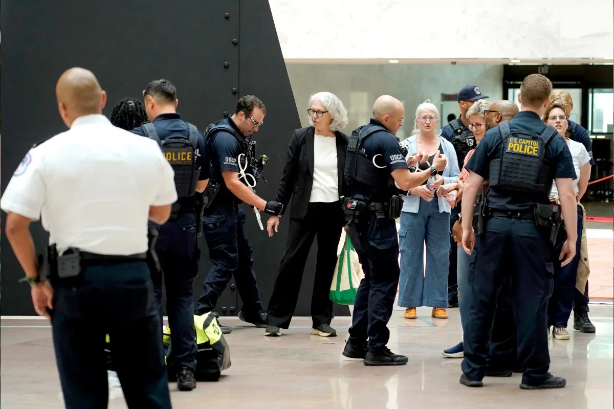 ICE prevé adquirir guantes con descargas eléctricas para que agentes controlen a migrantes
