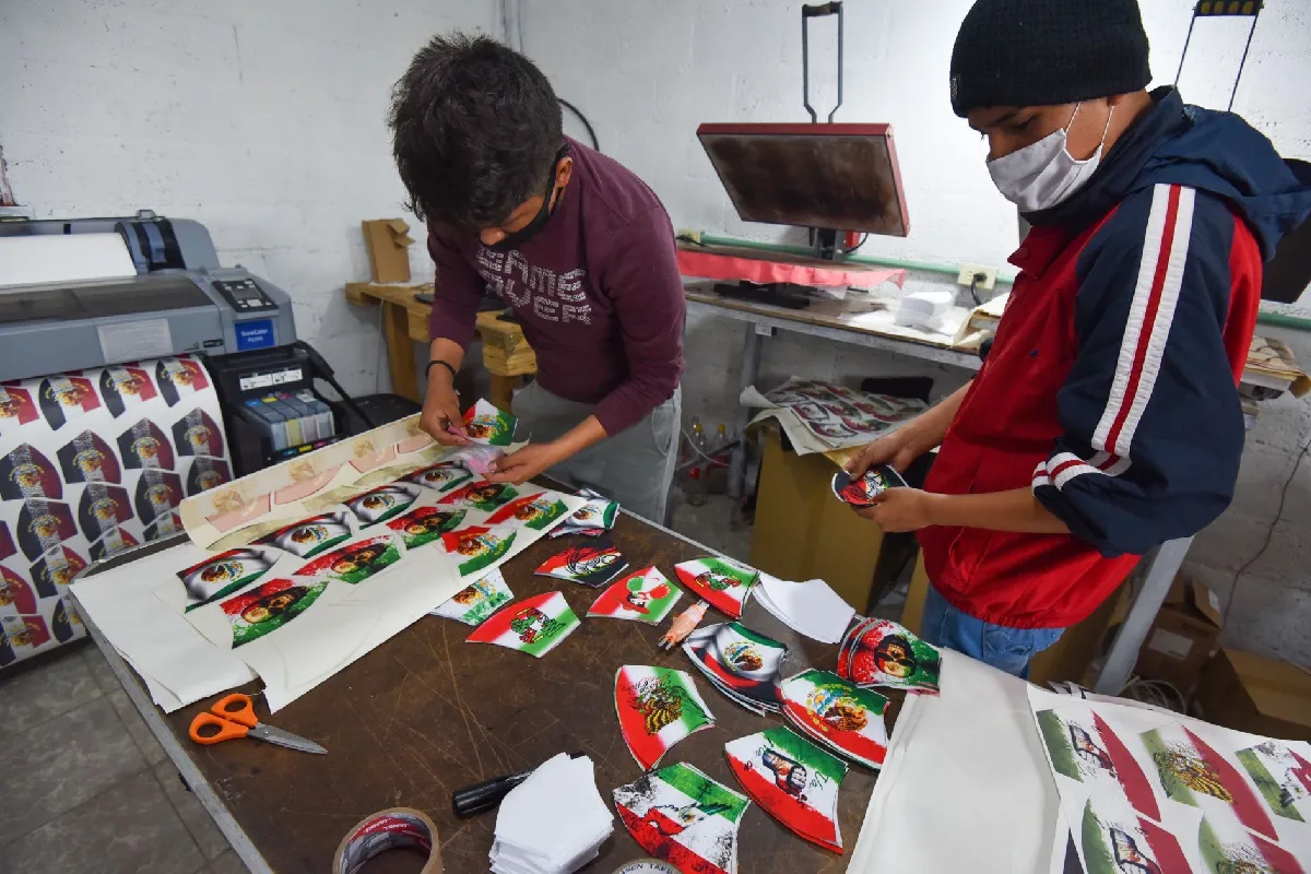 En México, jóvenes de 15 años trabajan, principalmente como obreros, para ayudar en el ingreso familiar. Foto: Cuartoscuro.