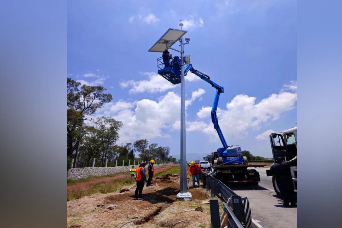 Instalación de cámaras del C4 carretero | Foto: Presidencia